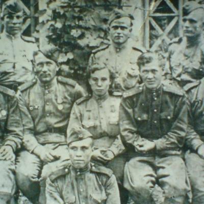 С боевыми товарищами 1945 г. первый слева